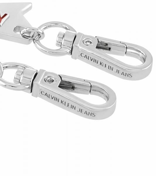 Edles Calvin Klein Charm-Set Downtown Edelstahl-Anhänger mit kontrastfarbigen Harz und COWBOY-Schriftzug Taschen-Accessoires 7x1,3cm KJJCR