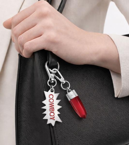 Edles Calvin Klein Charm-Set Downtown Edelstahl-Anhänger mit kontrastfarbigen Harz und COWBOY-Schriftzug Taschen-Accessoires 7x1,3cm KJJCR