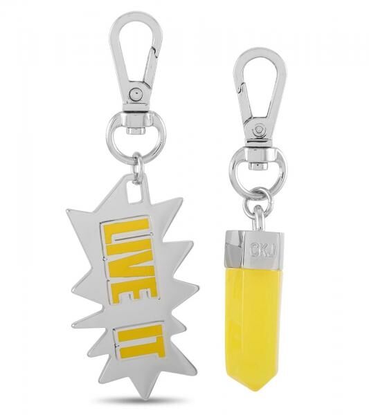 Schickes Calvin Klein Charm-Set Downtown Edelstahl-Anhänger mit kontrastfarbigen Harz und LIVE IT-Schriftzug Taschen-Accessoires 7x1,3cm K