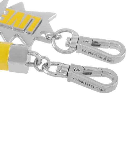Schickes Calvin Klein Charm-Set Downtown Edelstahl-Anhänger mit kontrastfarbigen Harz und LIVE IT-Schriftzug Taschen-Accessoires 7x1,3cm K