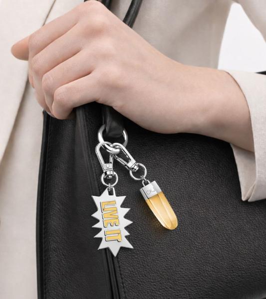 Schickes Calvin Klein Charm-Set Downtown Edelstahl-Anhänger mit kontrastfarbigen Harz und LIVE IT-Schriftzug Taschen-Accessoires 7x1,3cm K