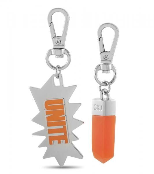 Urbanes Calvin Klein Charm-Set Downtown Edelstahl-Anhänger mit kontrastfarbigen Harz und UNITE-Schriftzug Taschen-Accessoires 7x1,3cm KJJC