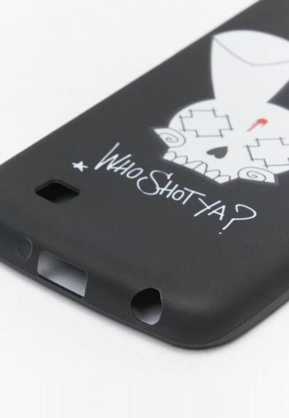 WHO SHOT YA? Handyh&uuml;lle f&uuml;r LG K4, Motiv &bdquo;WHO SHOT YA?&ldquo; mit Hasen-Logo, Schwarz