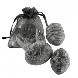 Bernsteinwürfel „Osterhase und Eier“ – Black Musk, 4,5 cm, Organza-Säckchen mit 3 Stück