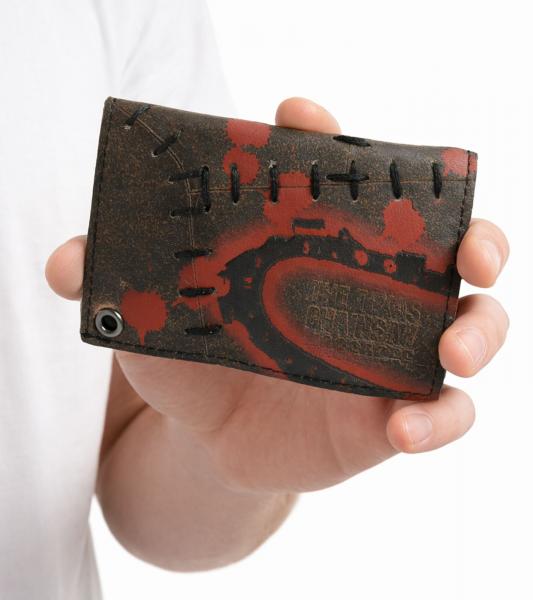 THE TEXAS GAINSAW MASSAGRE Leder-Geldbörse mit roten sprinkelförmigem-Motiv Metalldruckknöpfen und Kette Rockiger Gothic-Style LW104782T